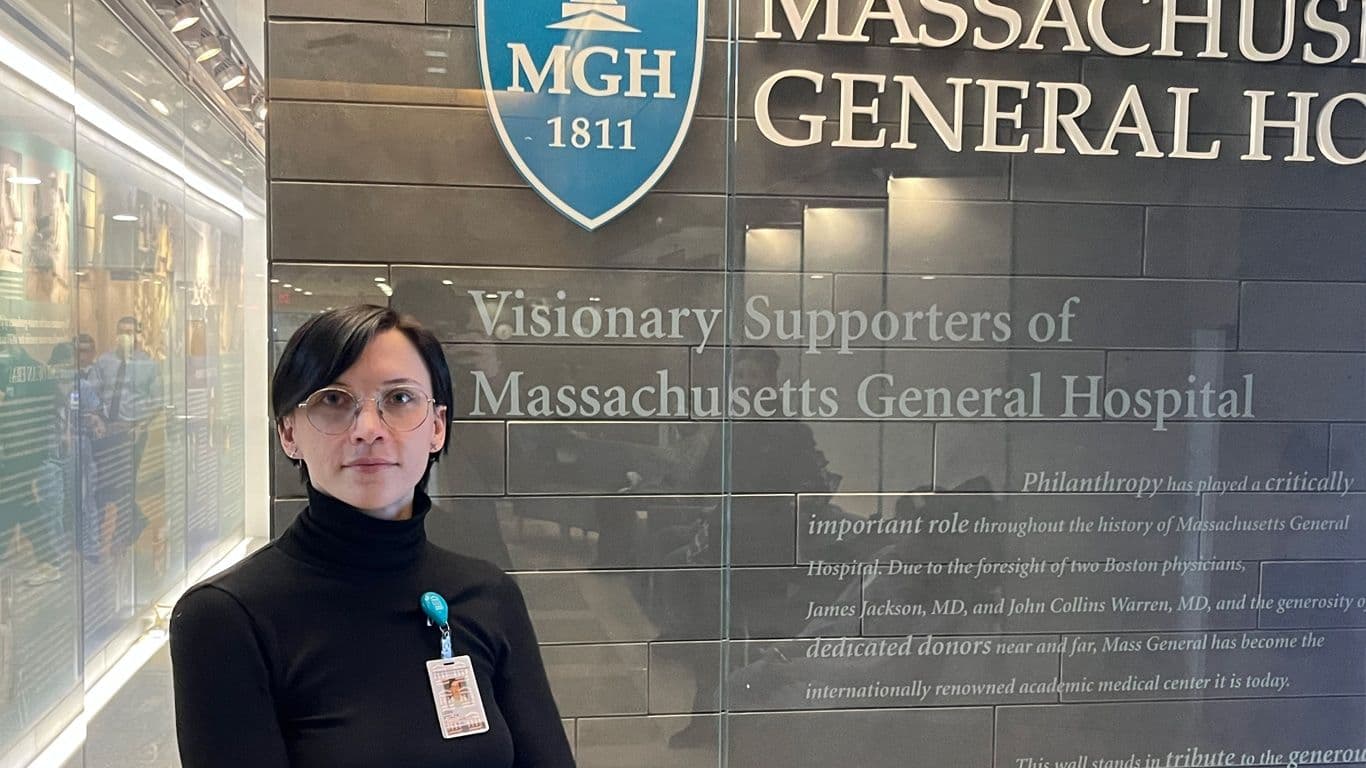 Леся Стрілка опіковий хірург своїть на фоні лікарні у США